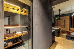 Căn hộ Deluxe, ban công, quang cảnh vườn | Phòng tắm | Buồng tắm vòi sen, đồ dùng nhà tắm miễn phí, máy sấy tóc