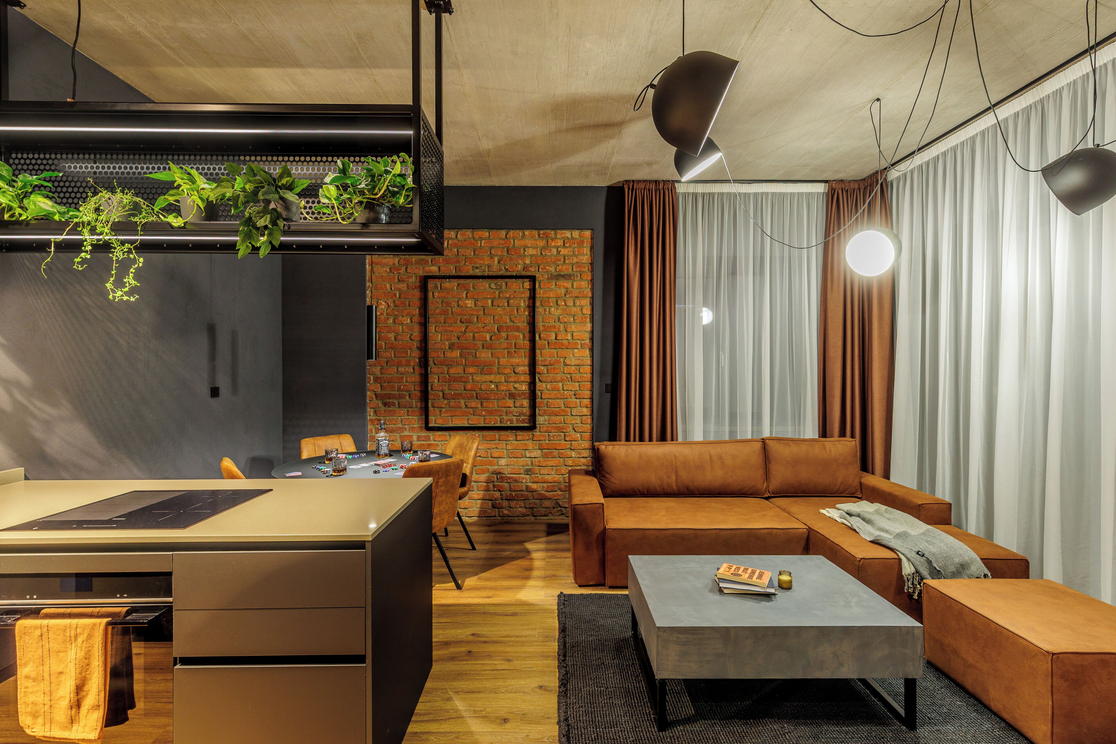 Una cocina moderna con zona de comedor, un sofá y una mesa de centro.