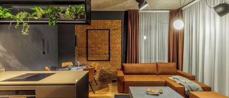 Una cocina moderna con zona de comedor, un sofá y una mesa de centro.
