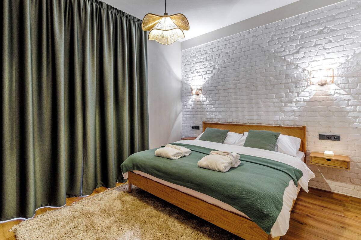 Departamento Deluxe, balcón, vista al jardín | Caja de seguridad en la habitación y escritorio