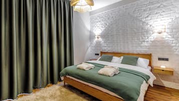 Deluxe appartement, balkon, uitzicht op tuin | Een kluis op de kamer, een bureau, een laptopwerkplek