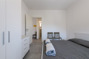 2 Schlafzimmer, Bügeleisen/Bügelbrett