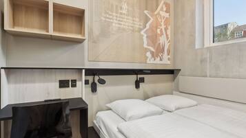 Chambre classique double ou avec lits jumeaux, vue sur la cour intérieure | Literie hypoallergénique, bureau