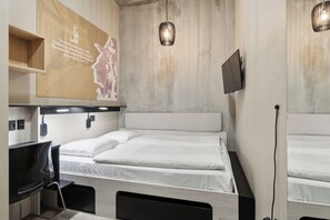 Habitación clásica con 1 cama matrimonial o 2 individuales | Espacio para trabajar con laptop y tabla de planchar con plancha 