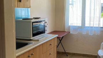 Deluxe Quadruple Room | Private kitchen | Full-size fridge, oven, stovetop, cookware/dishes/utensils
