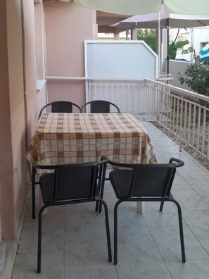 Habitació quàdruple Deluxe | Servei de restauració a l'aire lliure