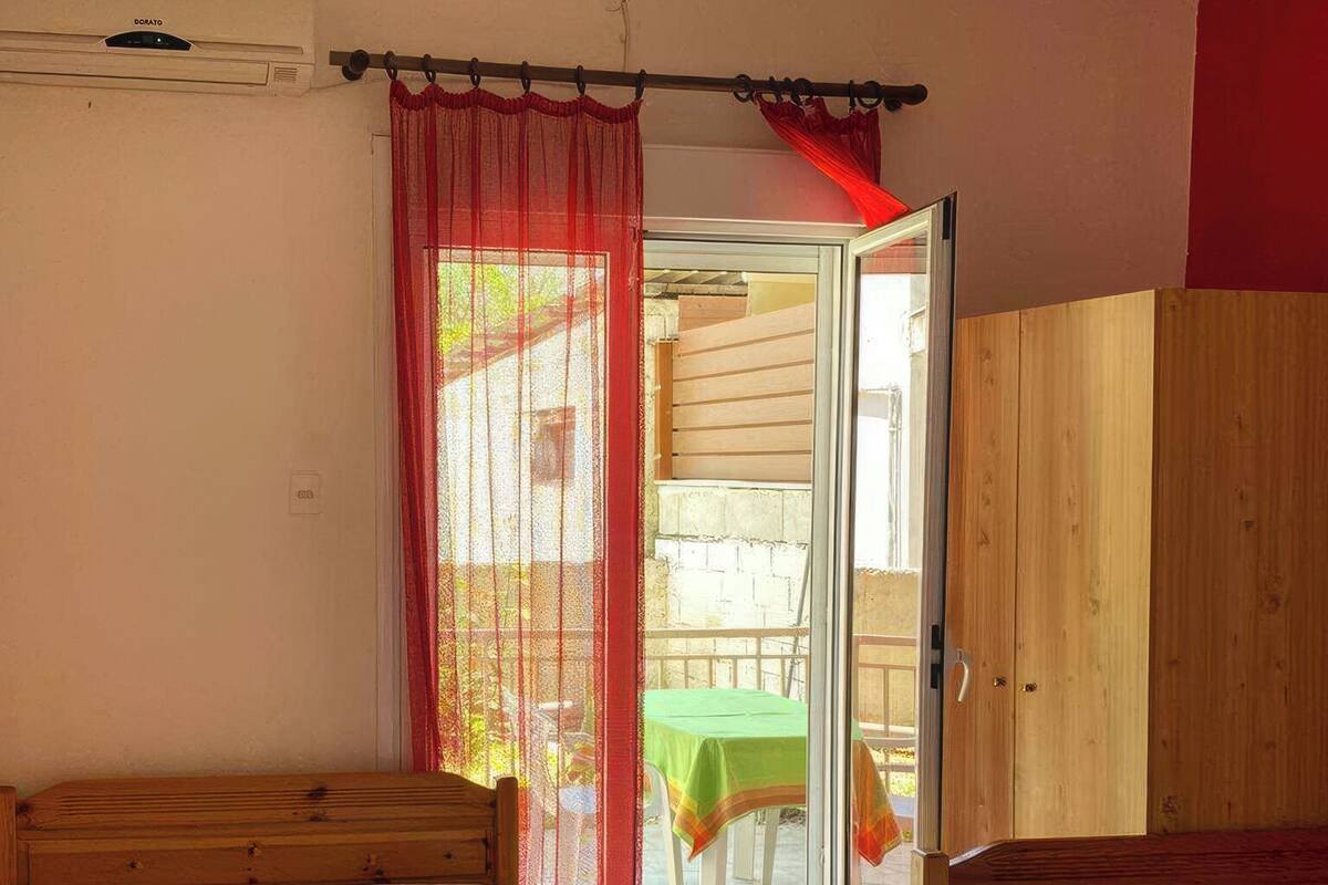 WiFi (free), bed sheets