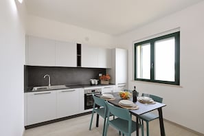 Wasserkocher mit Kaffee-/Teezubehör, Kühlschrank, Mikrowelle, Ofen