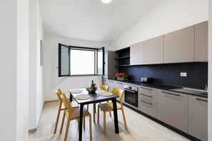 Wasserkocher mit Kaffee-/Teezubehör, Kühlschrank, Mikrowelle, Ofen