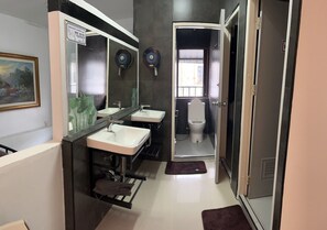 Bathroom - Donmueang Station Hotel (Krung Thep Maha Nakhon)