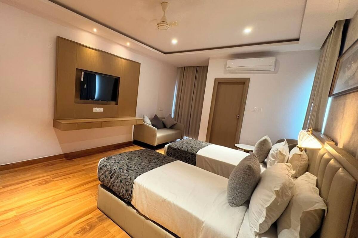 Kamar Double Mewah, balkon, pemandangan kota | Meja kerja, ruang kerja ramah laptop, dan Wi-Fi gratis