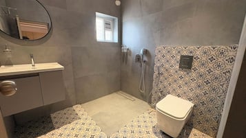 Phòng 2 giường đơn Superior, ban công | Phòng tắm | Đồ dùng nhà tắm miễn phí, máy sấy tóc, khăn tắm, xà phòng
