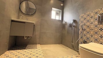 Luxury Double Room, Balcony, City View | Bathroom | Free toiletries, hair dryer, towels, soap