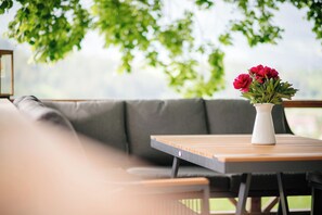 Outdoor dining - Boutique-Farmhouse-Apartment with gallery, library and beautiful bathroom (Unterlengdorf)
