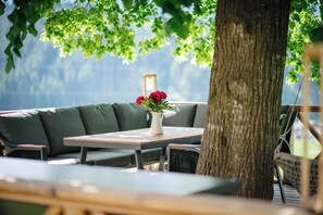 Outdoor dining - Boutique-Farmhouse-Apartment with gallery, library and beautiful bathroom (Unterlengdorf)
