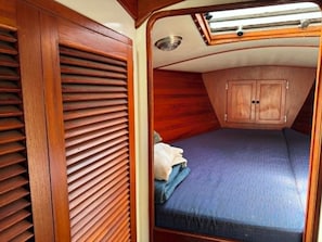 Room - Stay aboard classic 41' yacht in San Diego’s most beautiful marina setting! (Spring Valley)