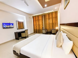 Standard Double Room | Hypo-allergenic bedding, desk, soundproofing, free WiFi - Hotel Orange Baddi (Baddi)