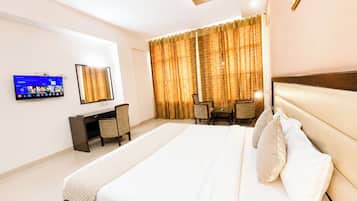 Hypo-allergenic bedding available, desk, soundproofing, WiFi (free)