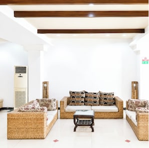 Lobby sitting area - Hotel Orange Baddi (Baddi)