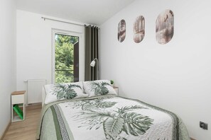 1 Schlafzimmer, Schreibtisch, Bügeleisen/Bügelbrett, Reisekinderbett
