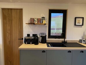 Cafetera y tetera, refrigerador, microondas y parrilla de estufa 