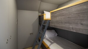 2 quartos, cofres nos quartos, ferros/tábuas de passar roupa