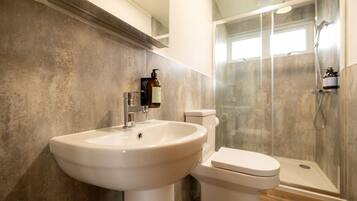 Shower, hair dryer, towels, shampoo