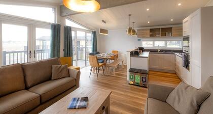Spacious Hilltop Lodge For 6 Near Edinburgh