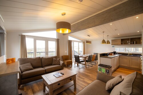 Hilltop Lodge for 8 Near Edinburgh
