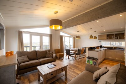 Hilltop Lodge for 8 Near Edinburgh
