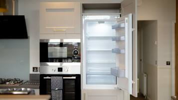 Coffee/tea maker, fridge, microwave, oven