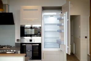 Coffee/tea maker, fridge, microwave, oven