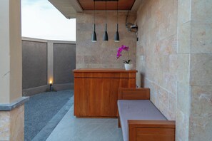 Körperbehandlungen, Hydrotherapie, Aromatherapie, Körperpeelings