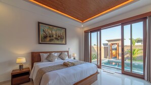 Un'ampia camera da letto con un letto grande, un quadro e vista su una piscina.