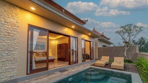 Una villa moderna con piscina, una camera da letto con un letto grande e un bagno, con vista sul paesaggio circostante.
