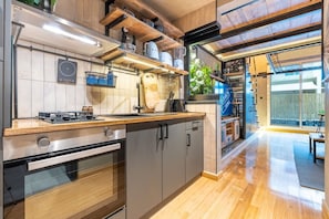 Wasserkocher mit Kaffee-/Teezubehör, Kühlschrank, Mikrowelle, Ofen