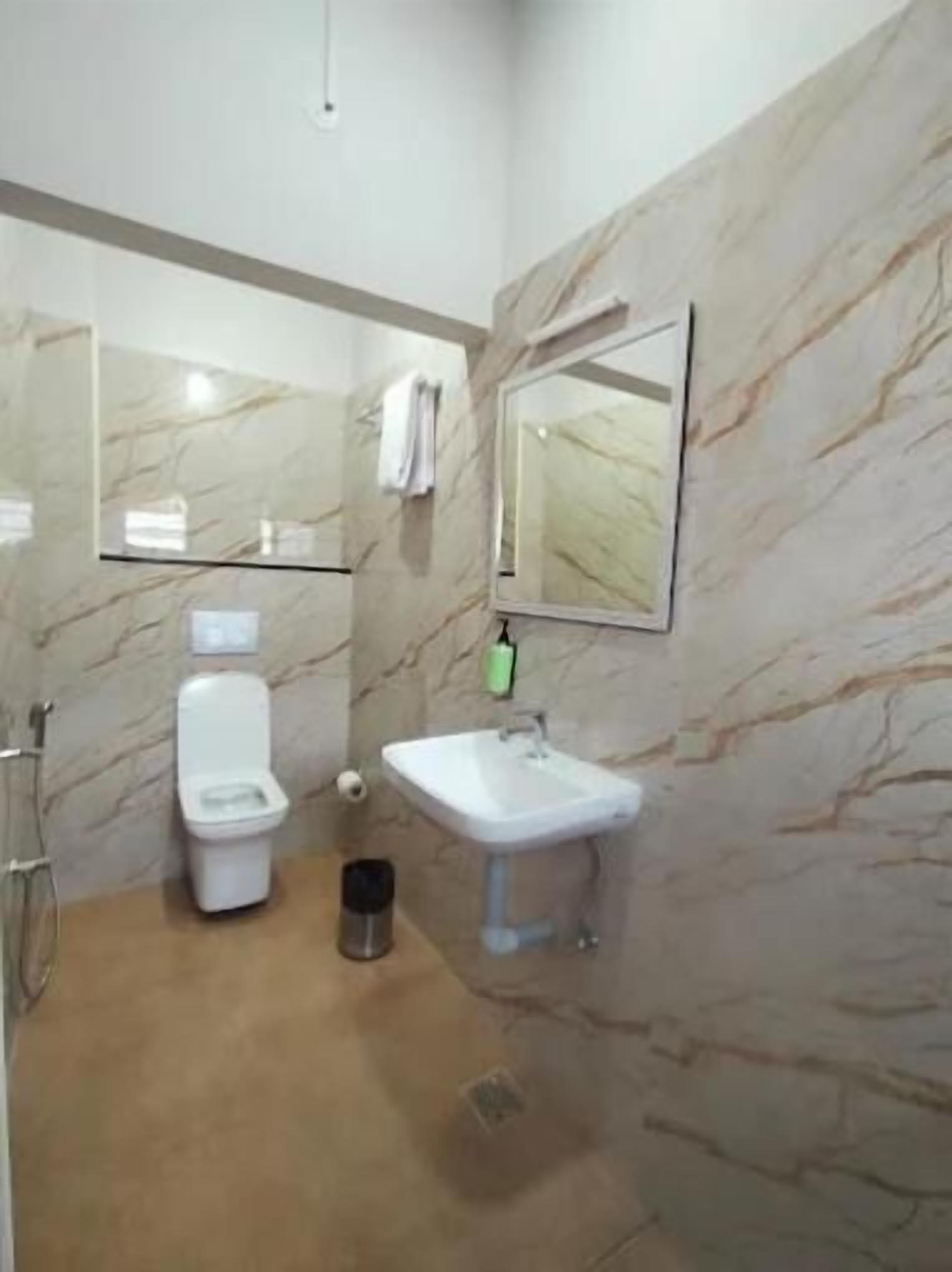 Deluxe Double Room | Bathroom | Shower, free toiletries, towels, toilet paper