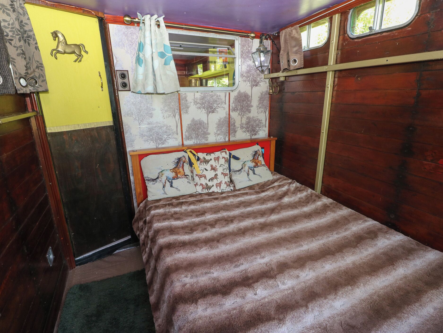 1 bedroom, individually decorated, individually furnished