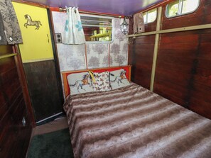 1 bedroom, individually decorated, individually furnished - Rumenco Horse Lorry (Boncath)