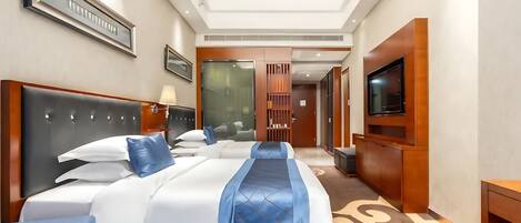 Quarto de hotel com uma cama grande, televisão, secretária e closet espaçoso.