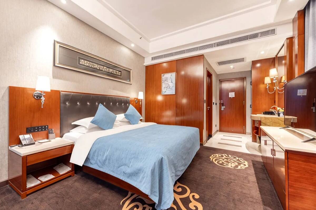 Habitación doble estándar, 1 cama Queen size, para no fumadores, vista a la ciudad | Edredón, caja de seguridad en la habitación y escritorio 