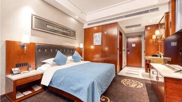 Standaard tweepersoonskamer, 1 queensize bed, niet-roken, uitzicht op stad | Een kluis op de kamer, een bureau, verduisterende gordijnen