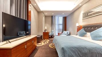 Standard Double Room, 1 Katil Ratu (Queen), Non Smoking, City View | Peti besi dalam bilik, meja, langsir/tirai gelap terus