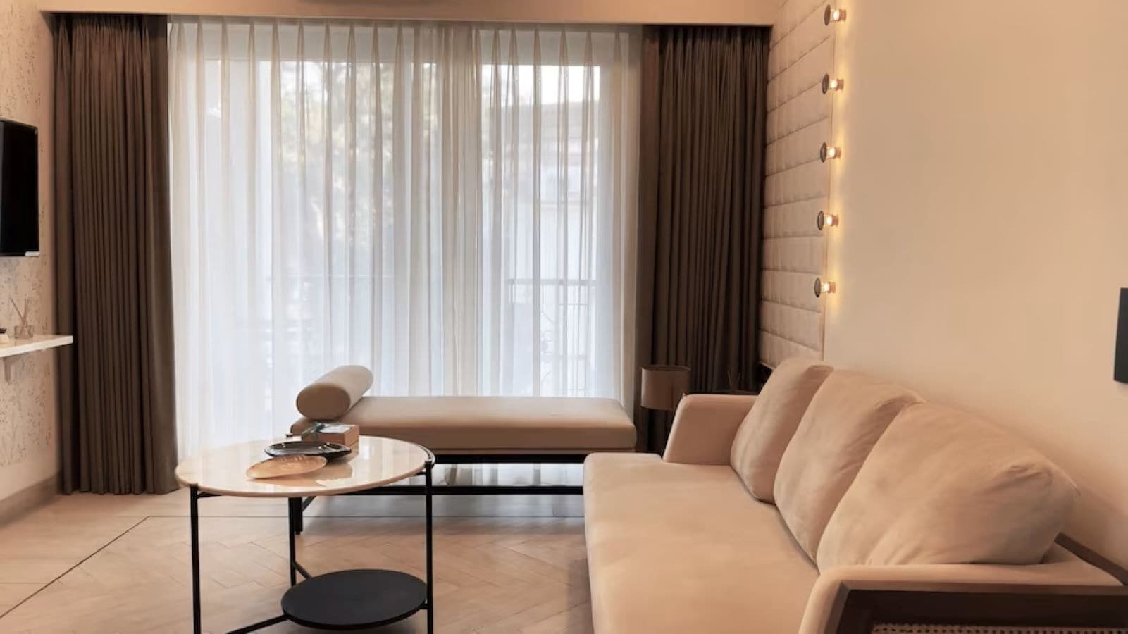 Luxury Double Room, City View | Living area