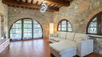 Appartamento, balcone, vista cortile | Area soggiorno | Stampante