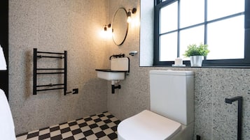 Douche, articles de toilette gratuits, sèche-cheveux