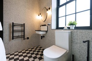 Dusj, toalettartikler (inkludert), hårføner og håndklær
