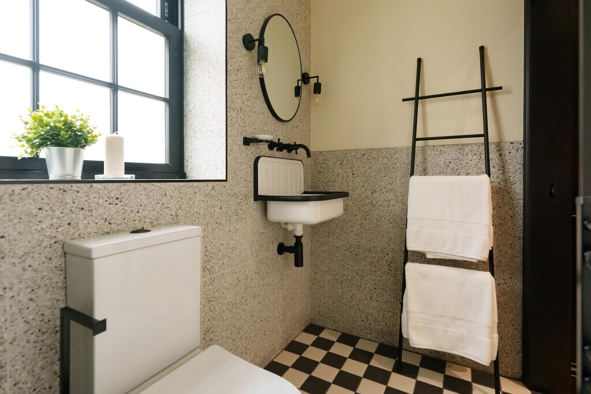 Studio (Superior Studio) | Bathroom | Shower, free toiletries, hair dryer, towels