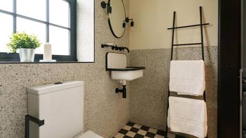 Studio (Superior Studio) | Bathroom | Shower, free toiletries, hair dryer, towels