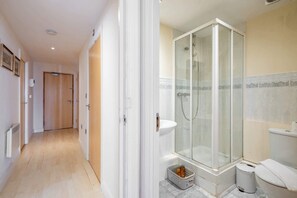 Dusche, Haartrockner, Shampoo